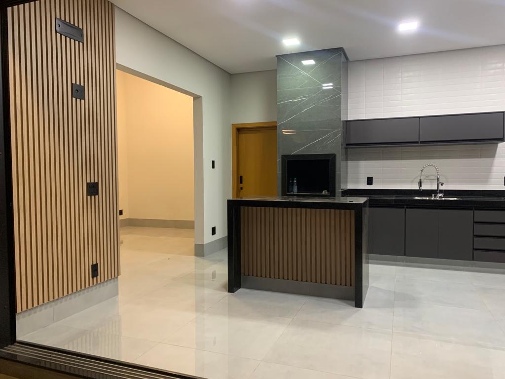 Cozinha planejada para casa padrão premium com marcenaria sob medida executada pela Projeto Móveis em Monte Alto SP